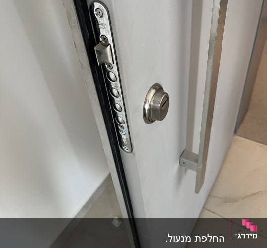 מנעול דלת עם בריחים ומנגנון נעילה
